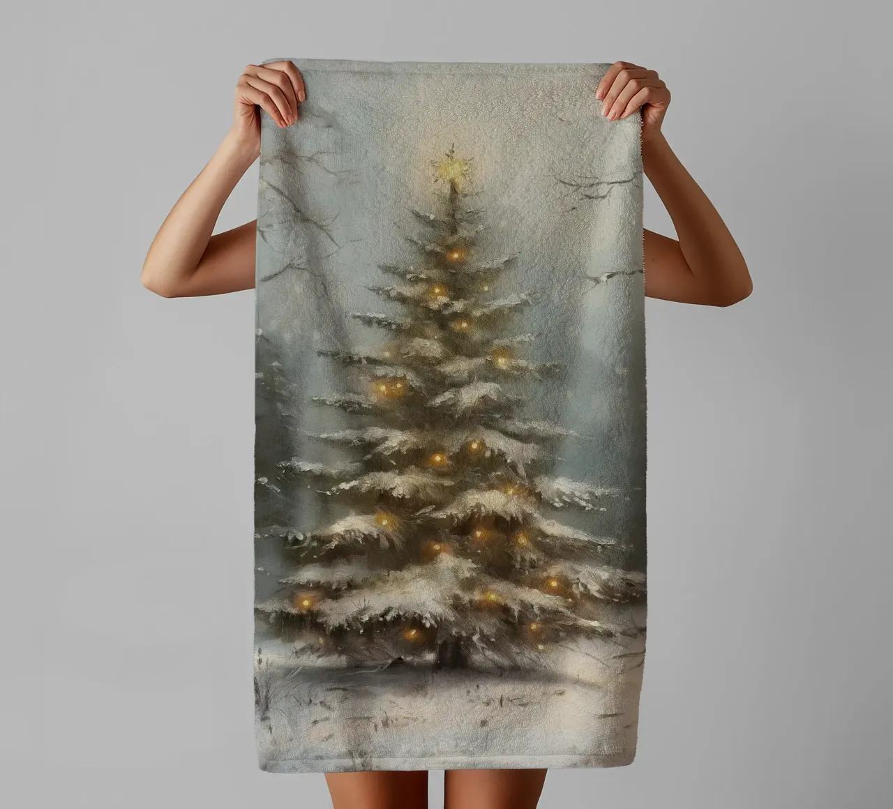 Albero di Natale innevato con luci nella foresta invernale asciugamano da bagno da Cozy Vibes