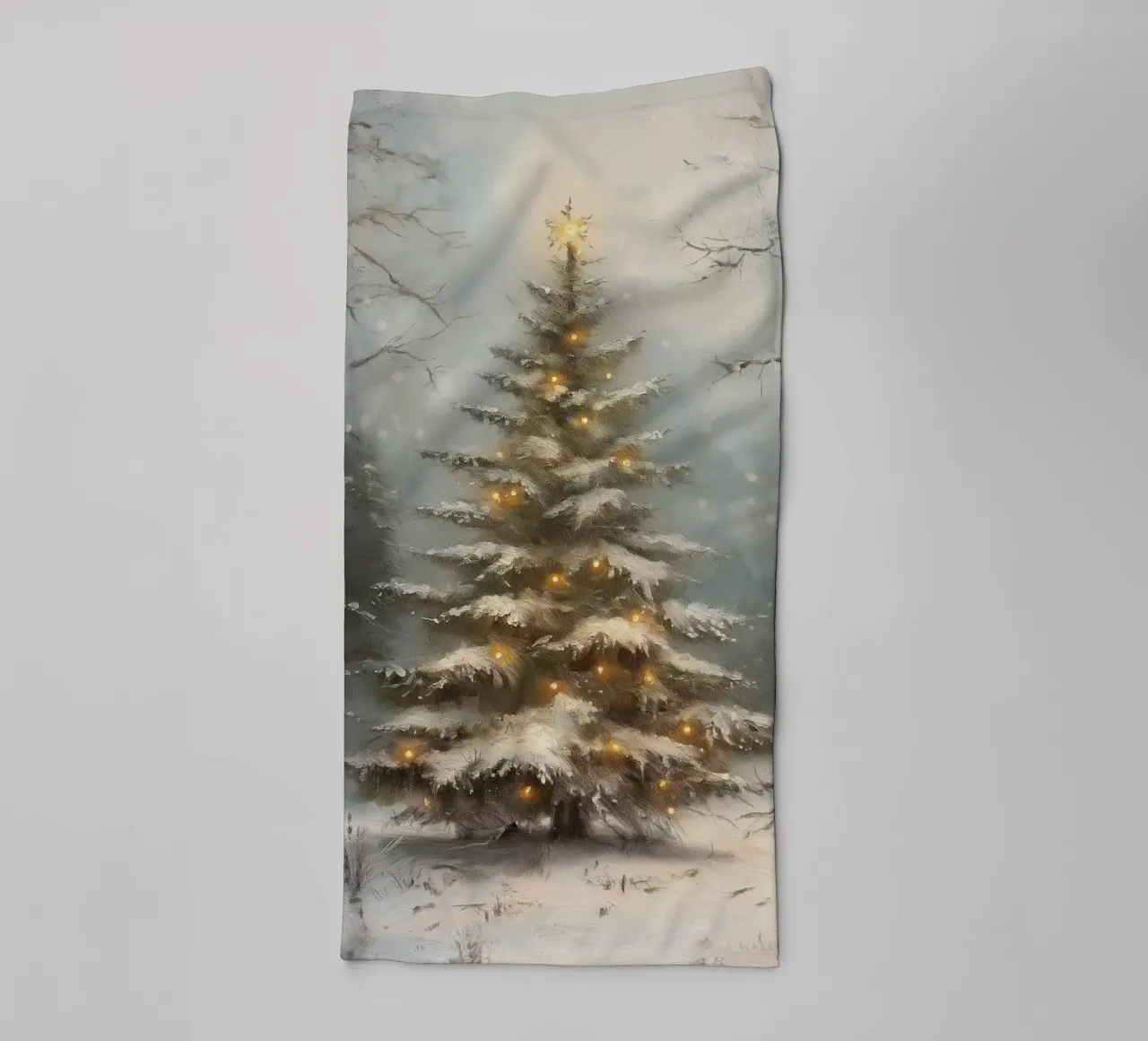 Albero di Natale innevato con luci nella foresta invernale asciugamano da bagno da Cozy Vibes