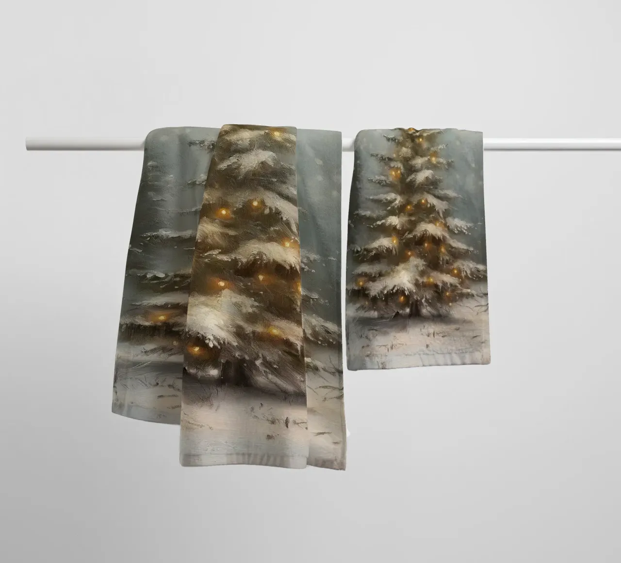 Albero di Natale innevato con luci nella foresta invernale asciugamano da bagno da Cozy Vibes