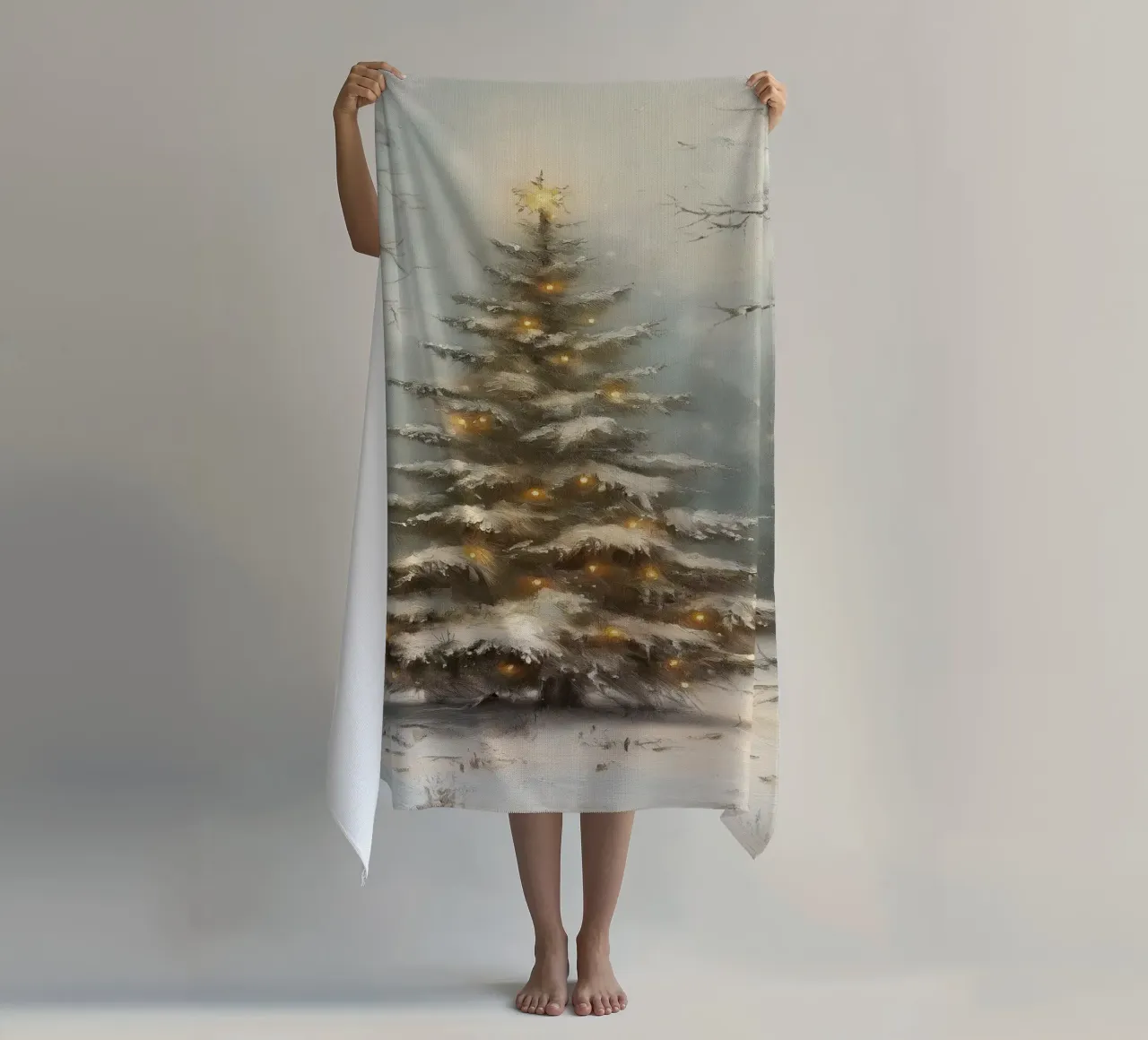 Albero di Natale innevato con luci nella foresta invernale telo mare da Cozy Vibes