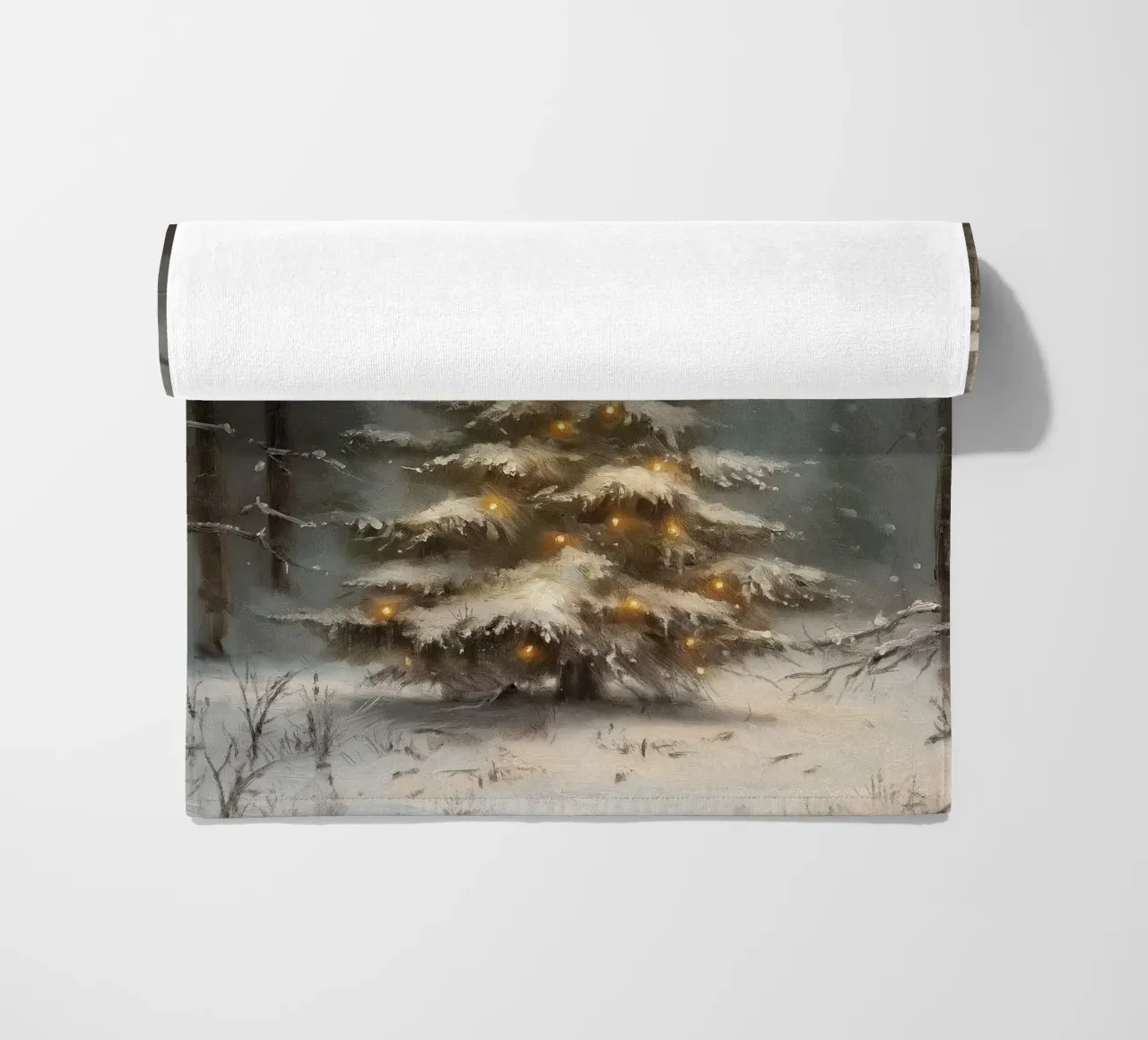 Albero di Natale innevato con luci nella foresta invernale telo mare da Cozy Vibes