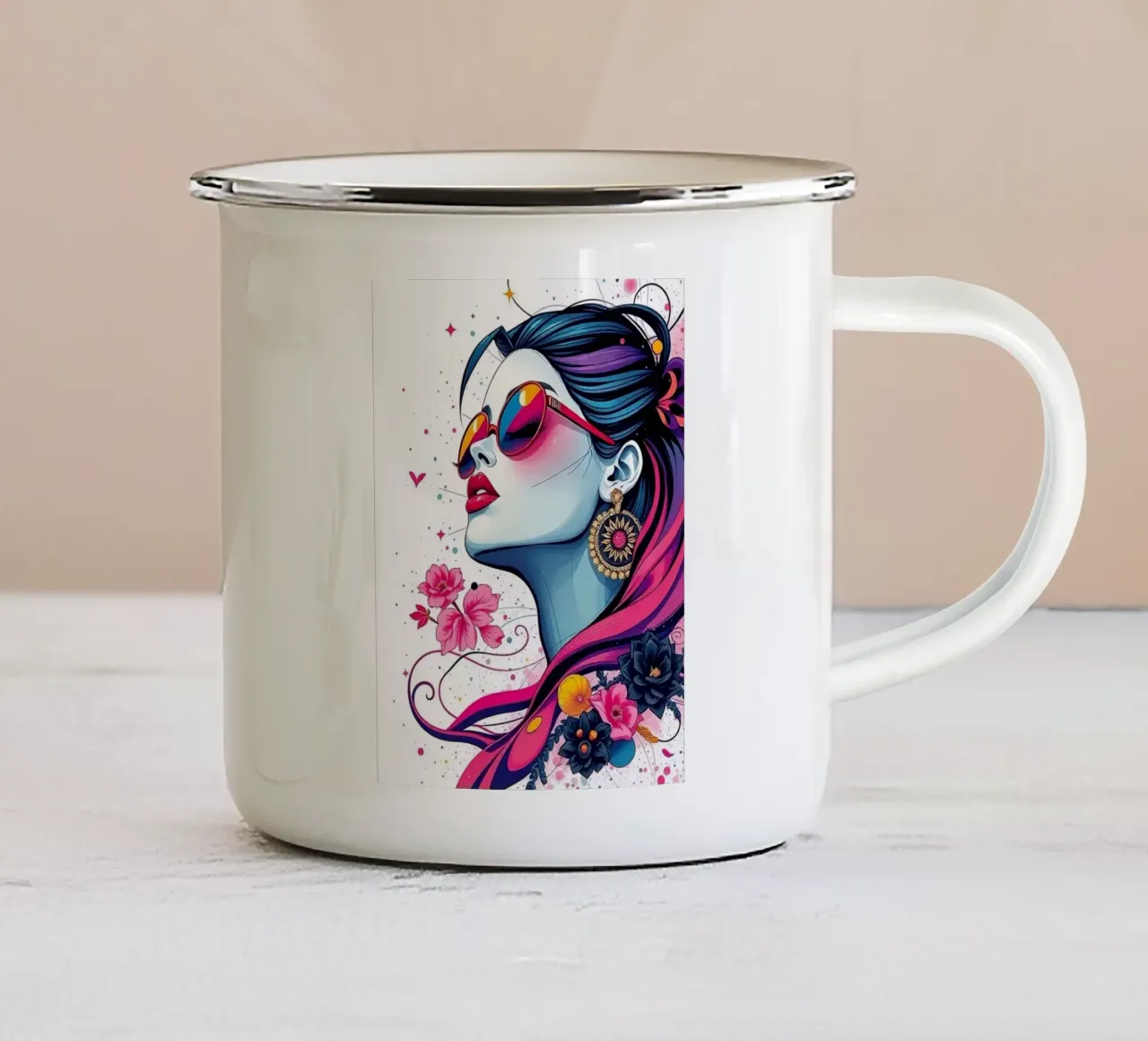 Illustrazione colorata di una donna con gli occhiali da sole tazza in smalto da BenCoStyle