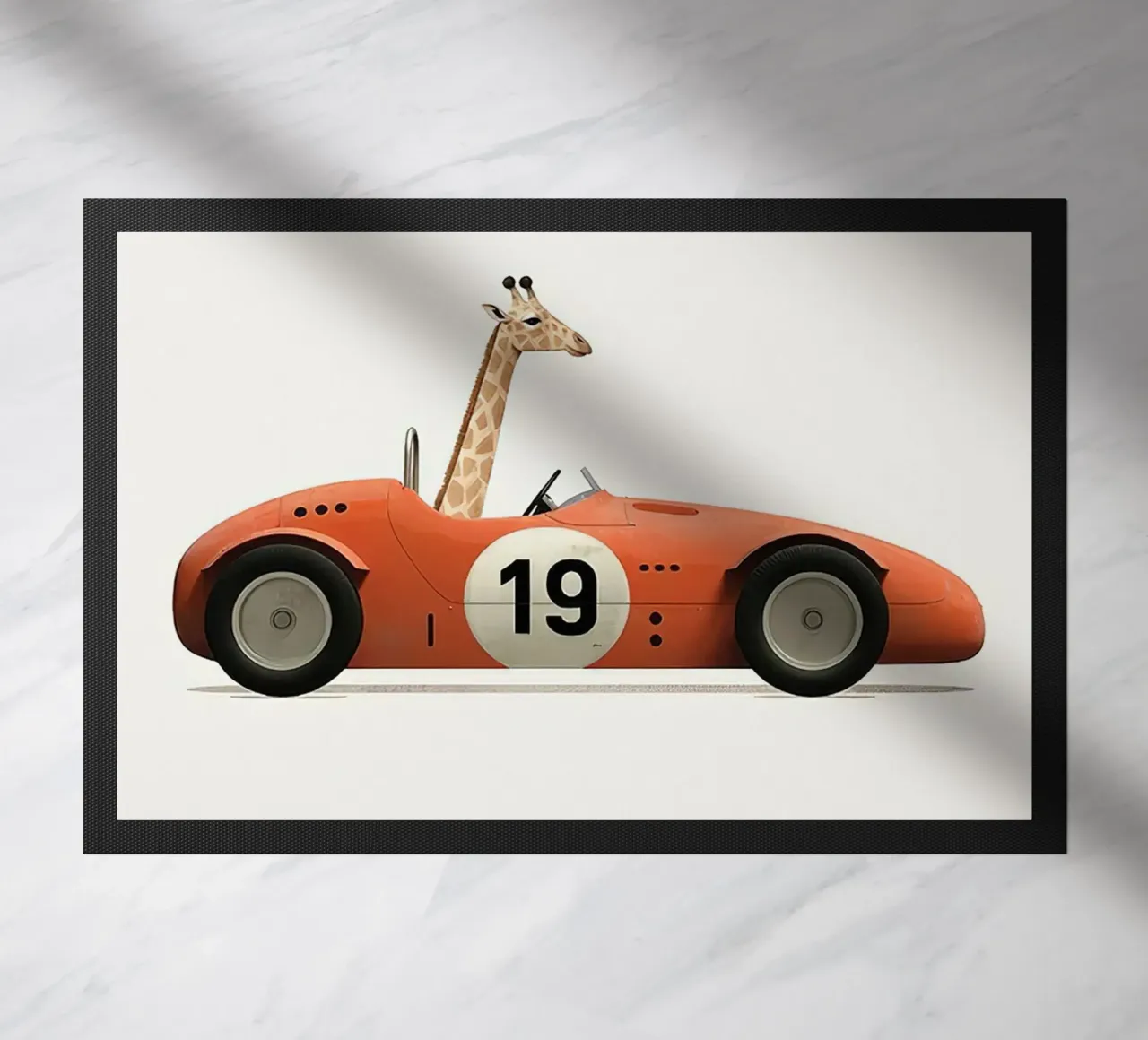 Giraffa in auto giocattolo zerbino da Emil Art Studio