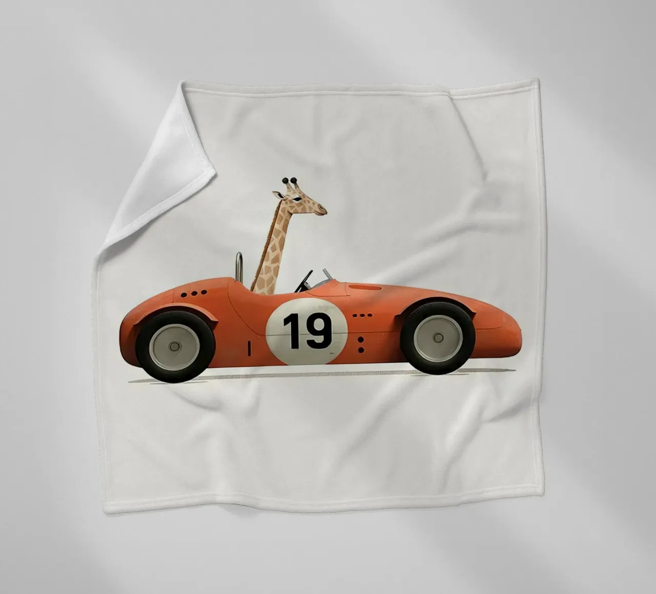 Giraffa in auto giocattolo coperta in pile da Emil Art Studio