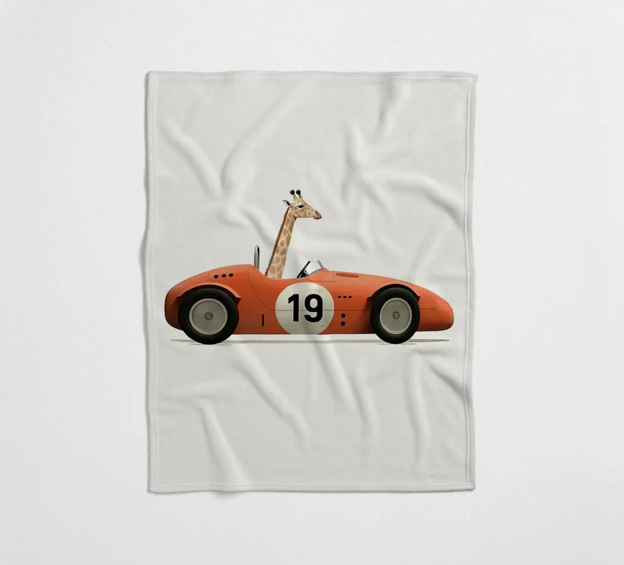 Giraffa in auto giocattolo coperta in pile da Emil Art Studio