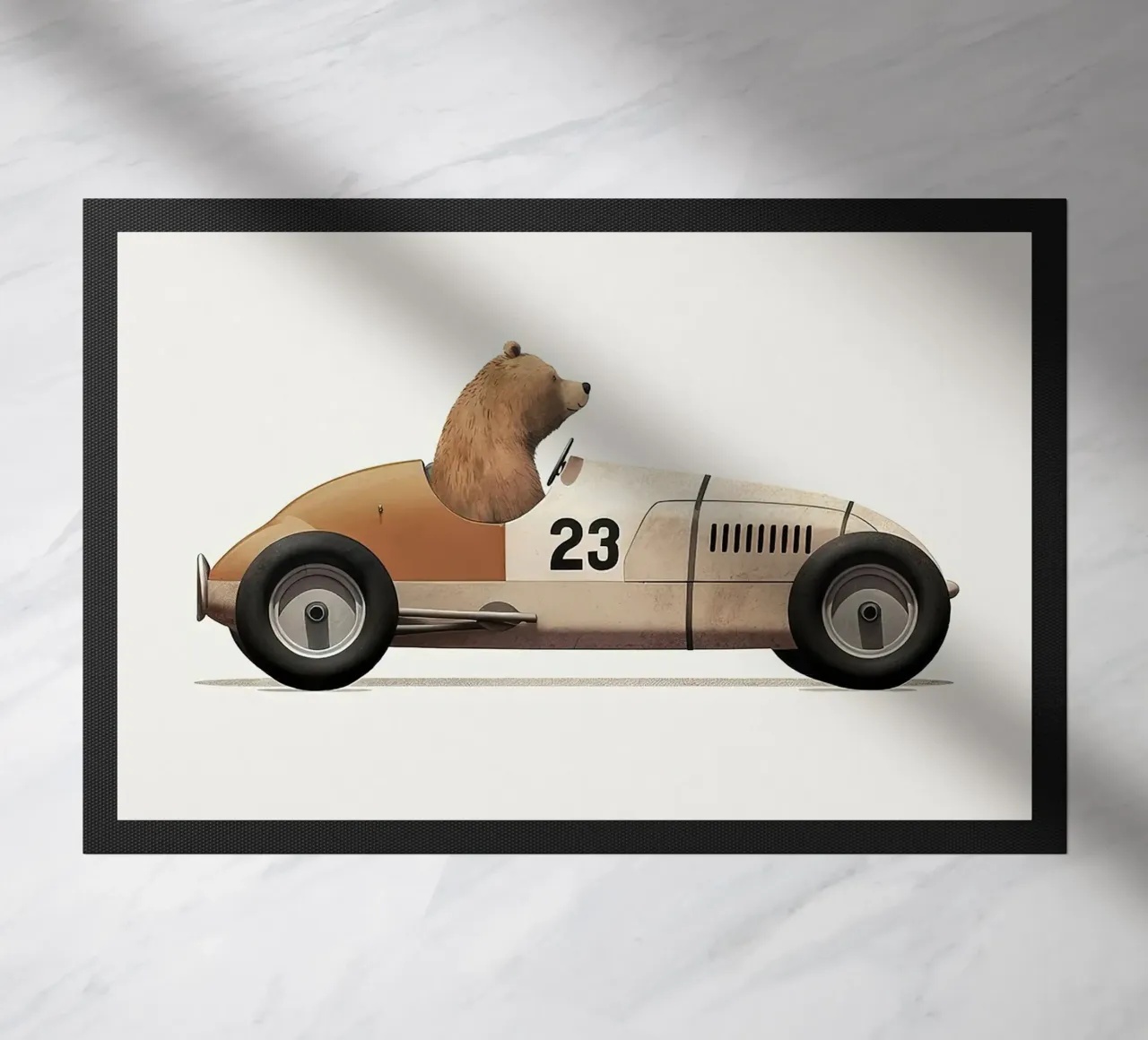Orso in auto giocattolo zerbino da Emil Art Studio