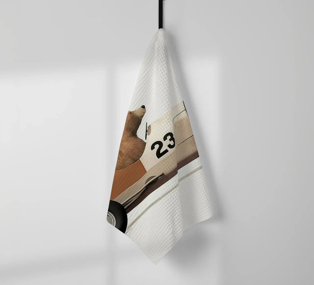 Orso in auto giocattolo canovaccio da cucina da Emil Art Studio