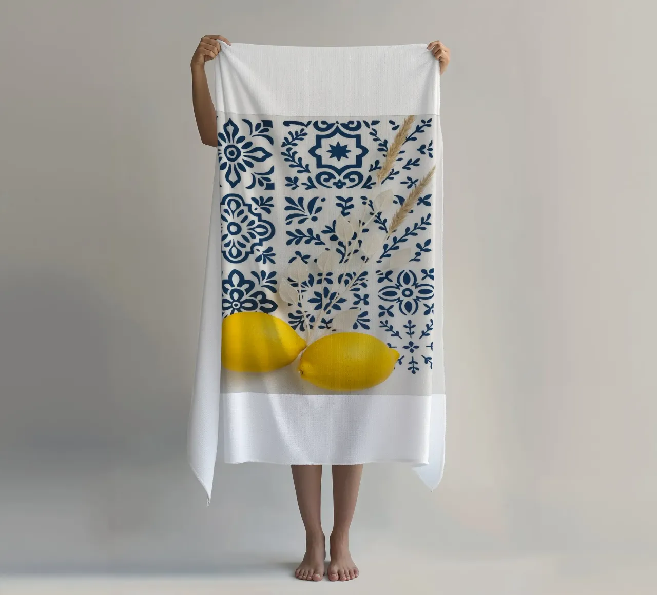 Piastrelle mediterranee e design al limone telo mare da Casa Calm
