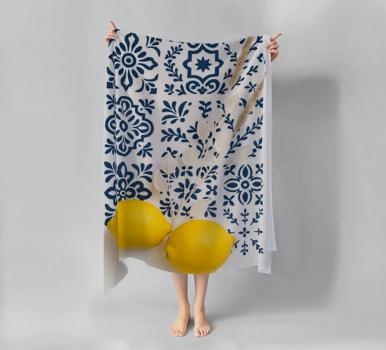 Piastrelle mediterranee e design al limone telo mare da Casa Calm