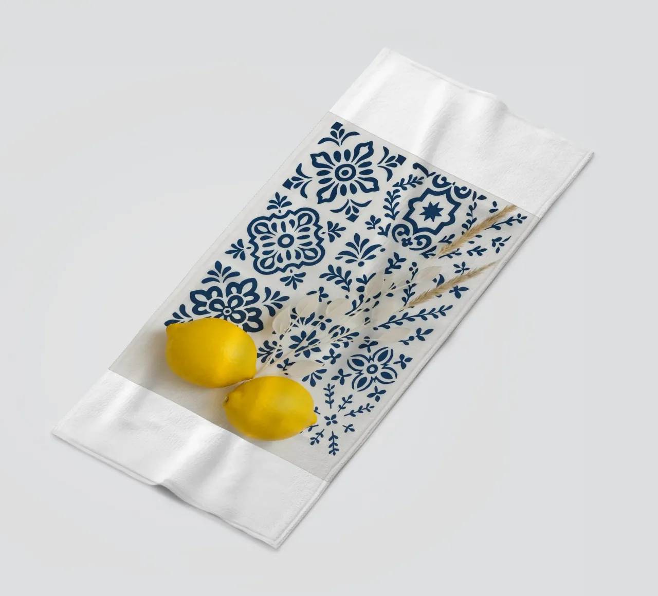 Piastrelle mediterranee e design al limone telo mare da Casa Calm