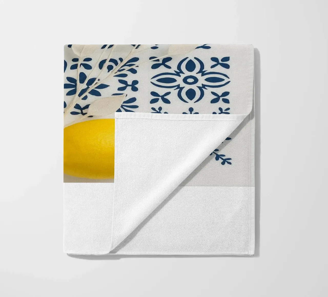 Piastrelle mediterranee e design al limone telo mare da Casa Calm