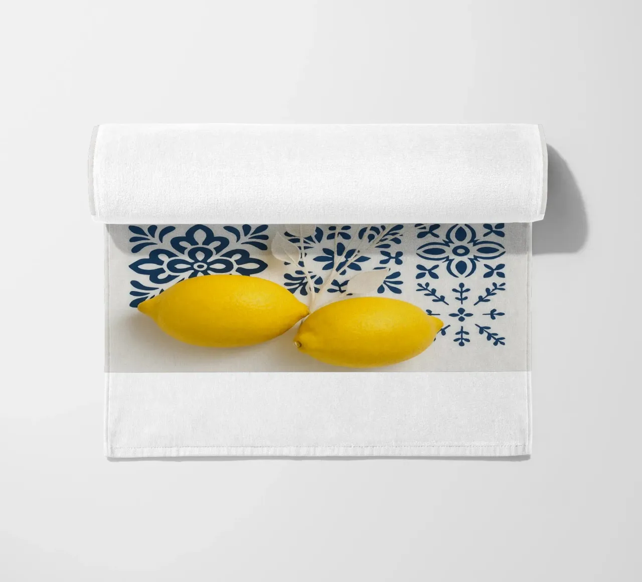 Piastrelle mediterranee e design al limone telo mare da Casa Calm