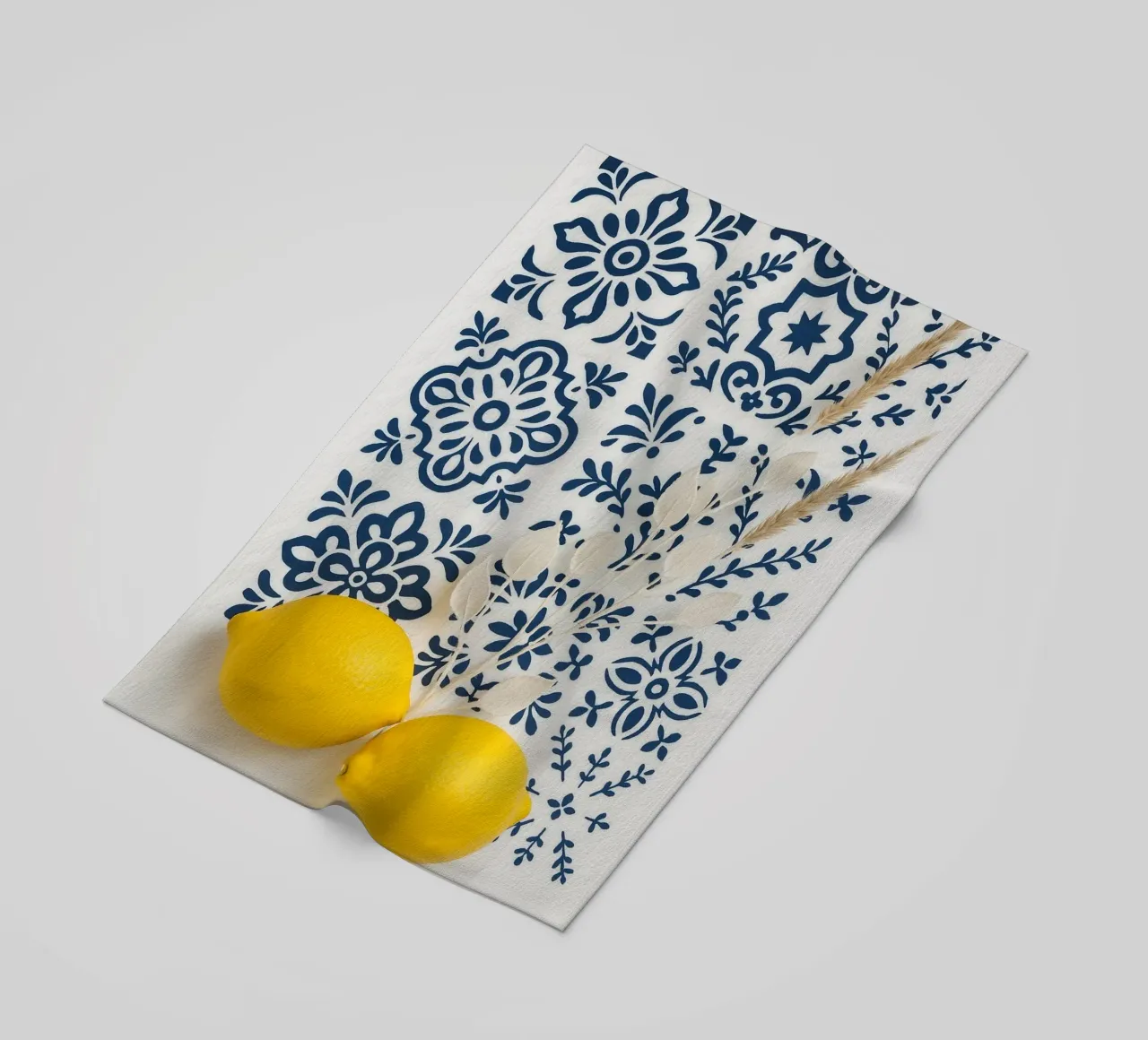 Piastrelle mediterranee e design al limone telo mare da Casa Calm
