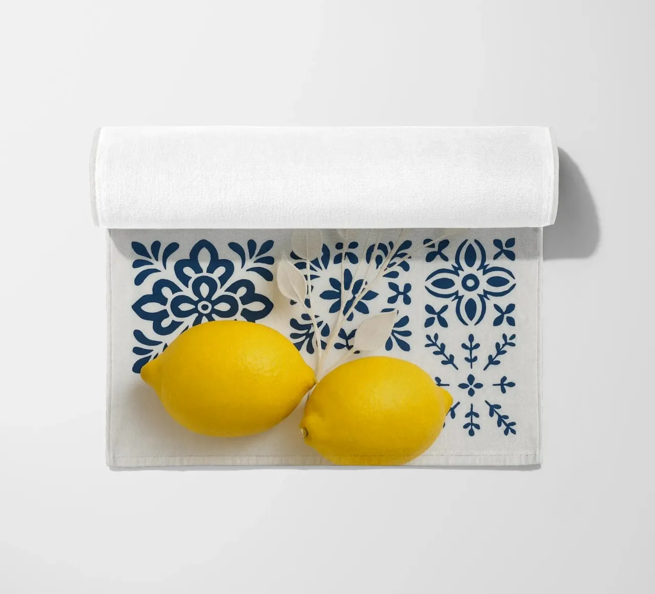 Piastrelle mediterranee e design al limone telo mare da Casa Calm