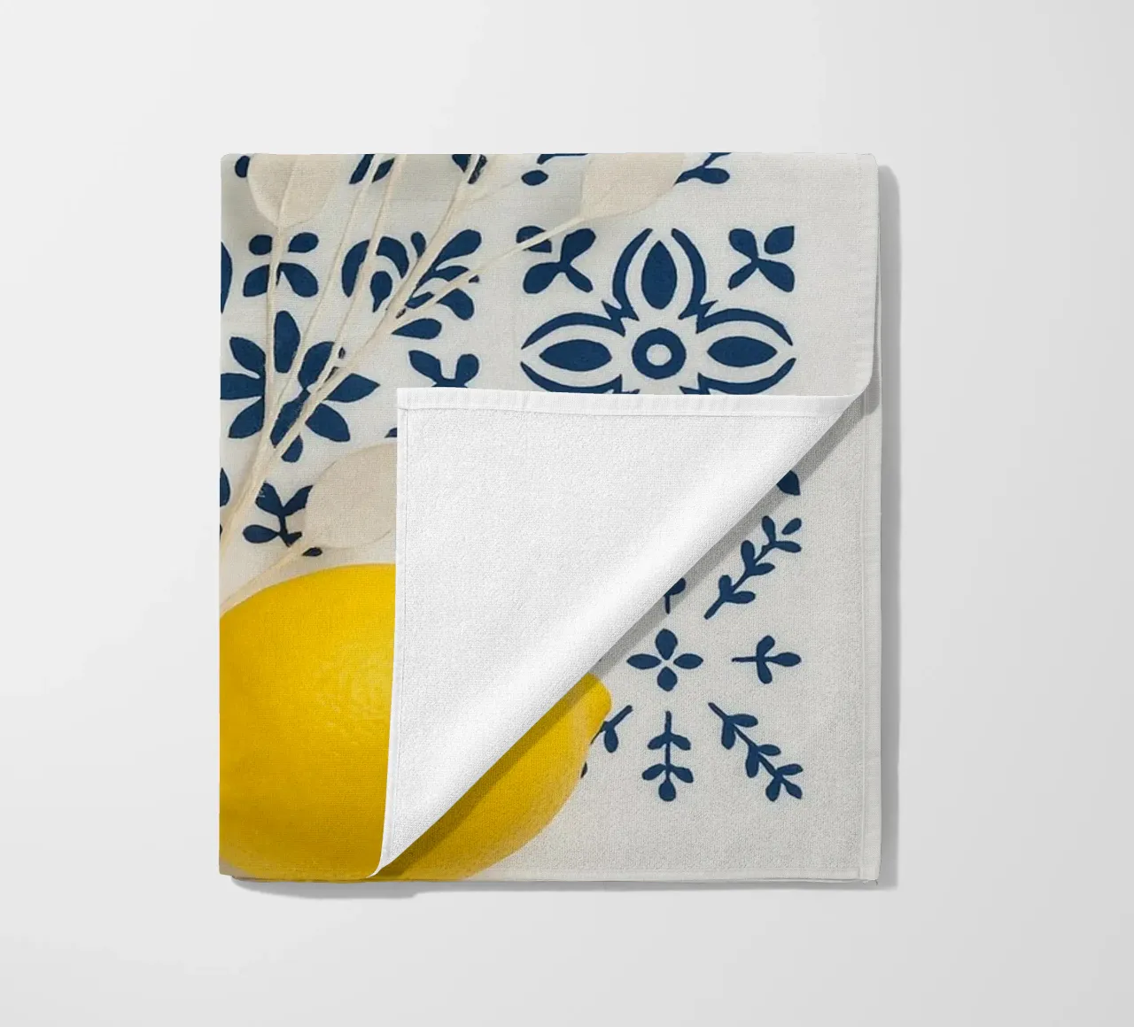 Piastrelle mediterranee e design al limone telo mare da Casa Calm