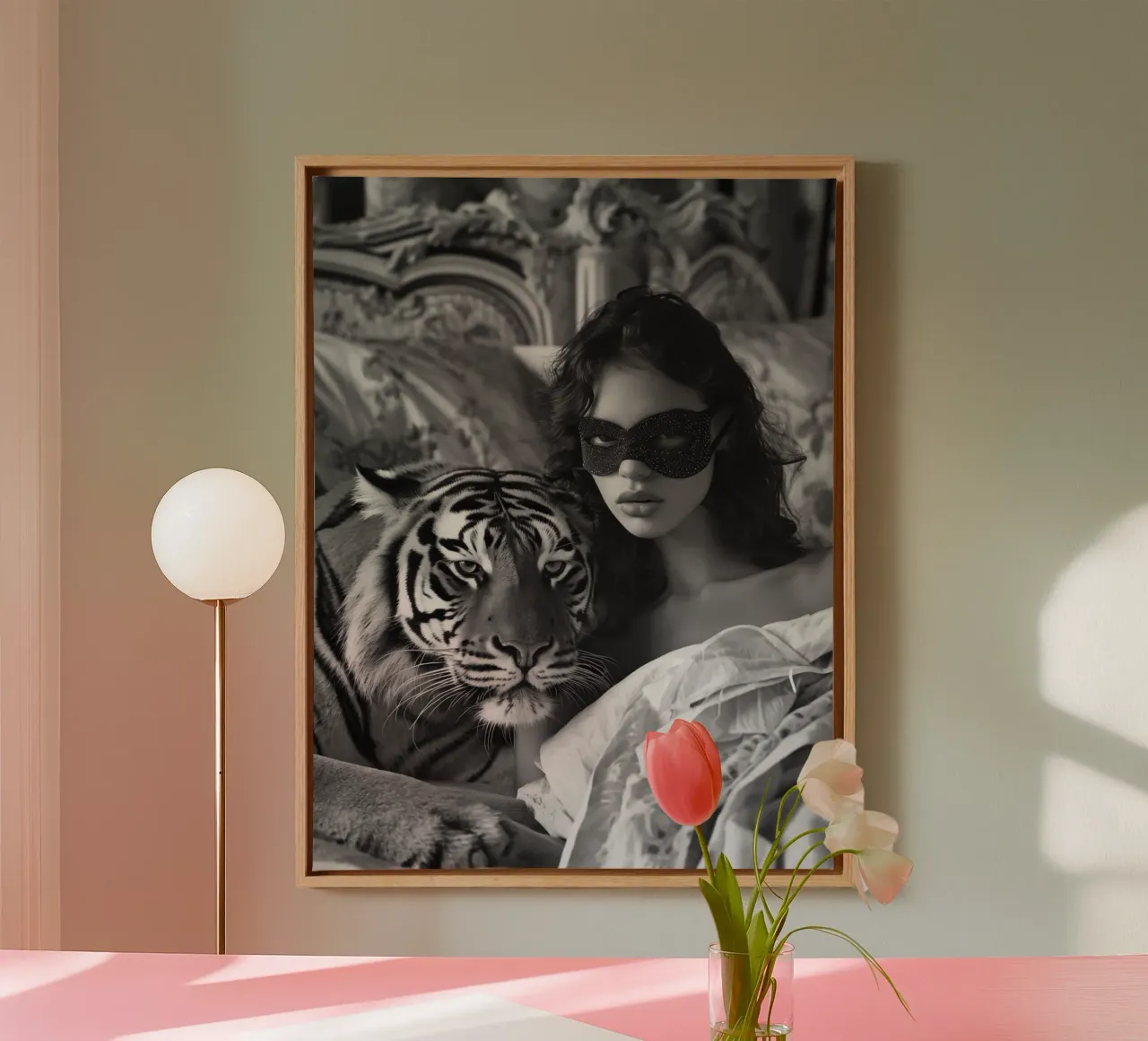 Donna mascherata a letto con una tigre | Eleganza surreale tela con Cornice a cassetta da Autofocus