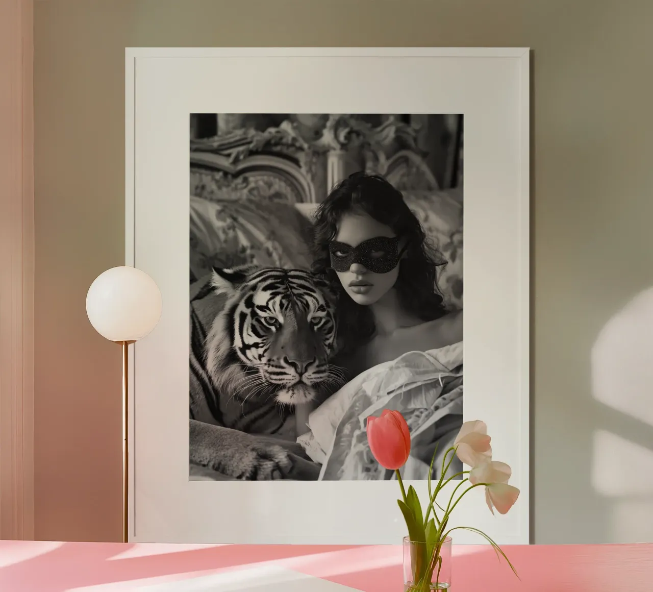 Donna mascherata a letto con una tigre | Eleganza surreale poster con telaio in legno da Autofocus