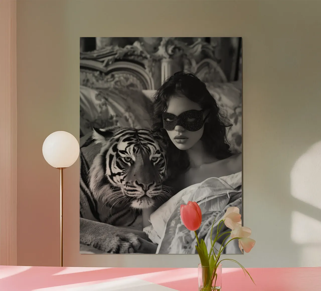 Donna mascherata a letto con una tigre | Eleganza surreale poster con telaio in legno da Autofocus