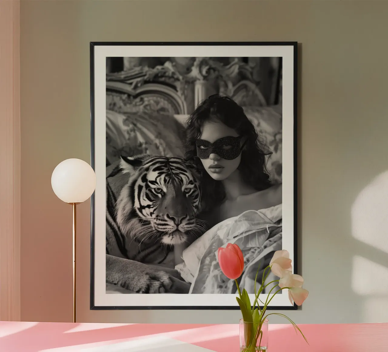 Donna mascherata a letto con una tigre | Eleganza surreale poster con telaio in legno da Autofocus