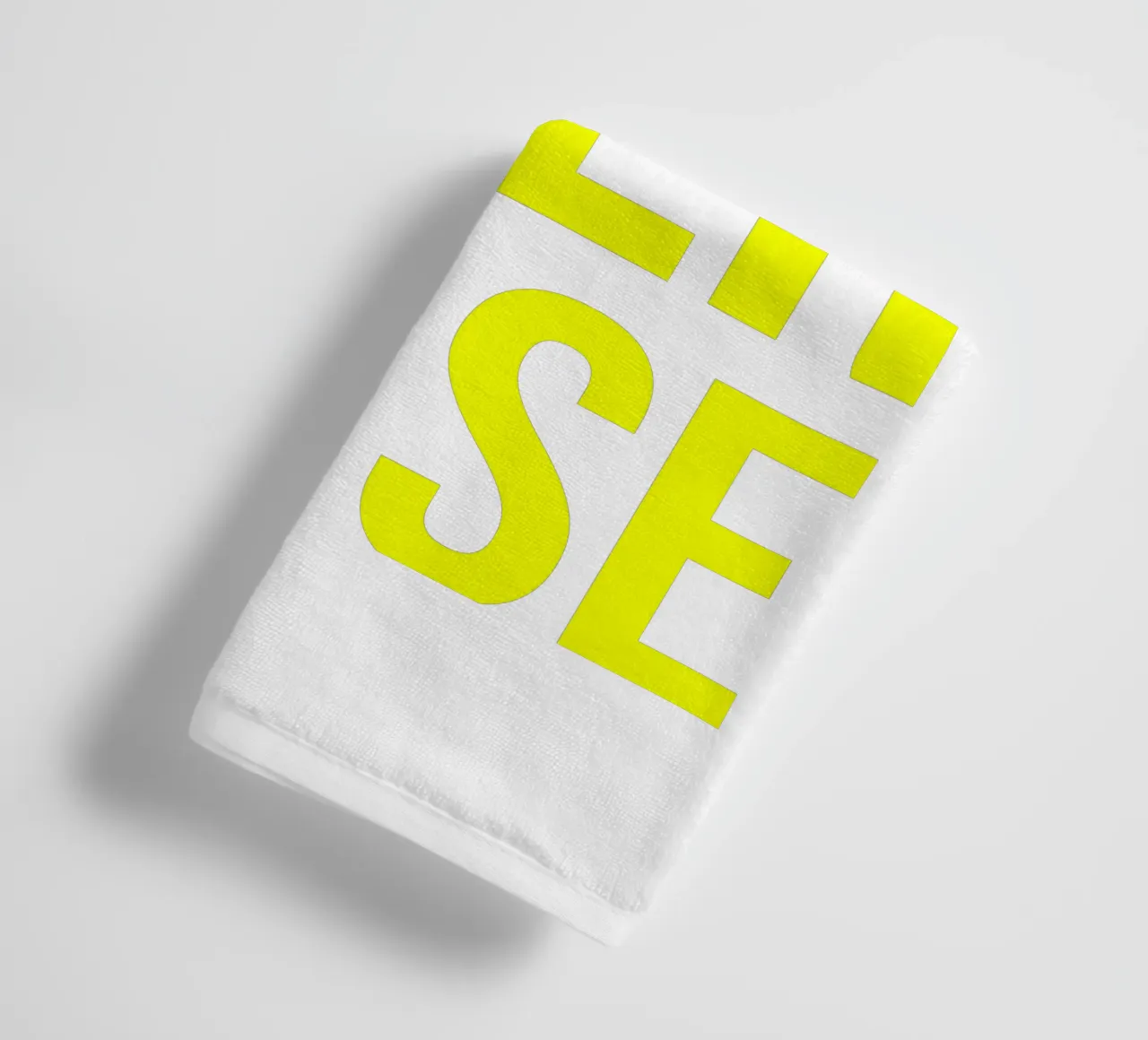 OVER Series- bold letters, brave values (5 colors) asciugamano da bagno da FRICKE DESIGN