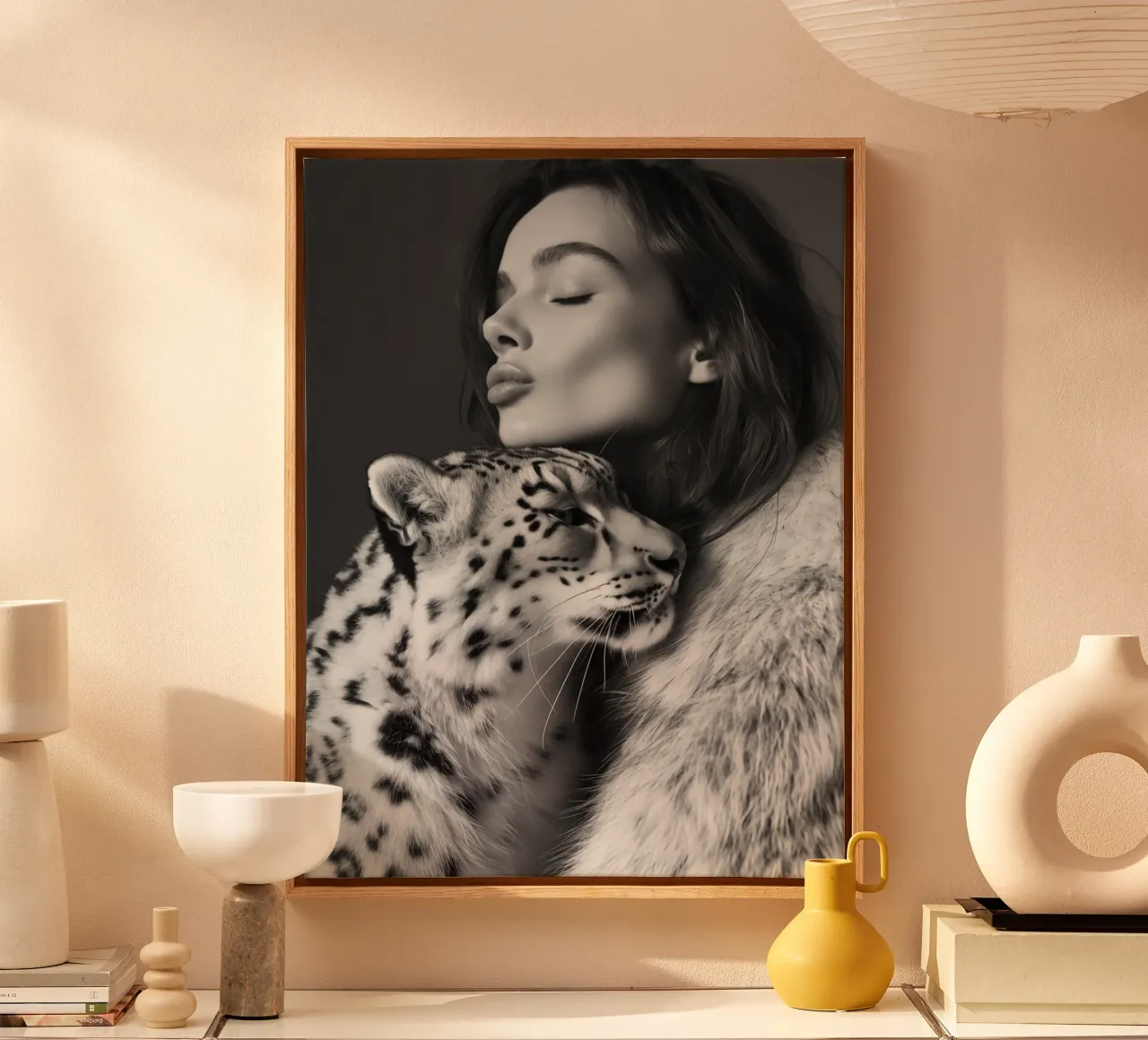 Donna con gatto di grandi dimensioni | Monocromatico che fa le fusa tela con Cornice a cassetta da Autofocus