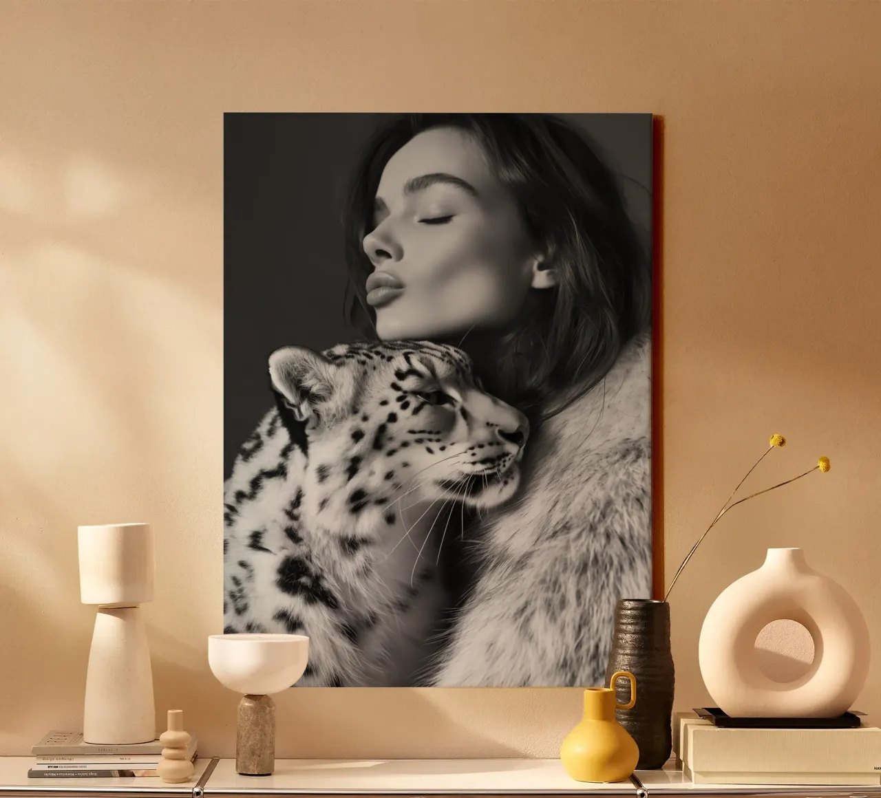 Donna con gatto di grandi dimensioni | Monocromatico che fa le fusa tela con Cornice a cassetta da Autofocus