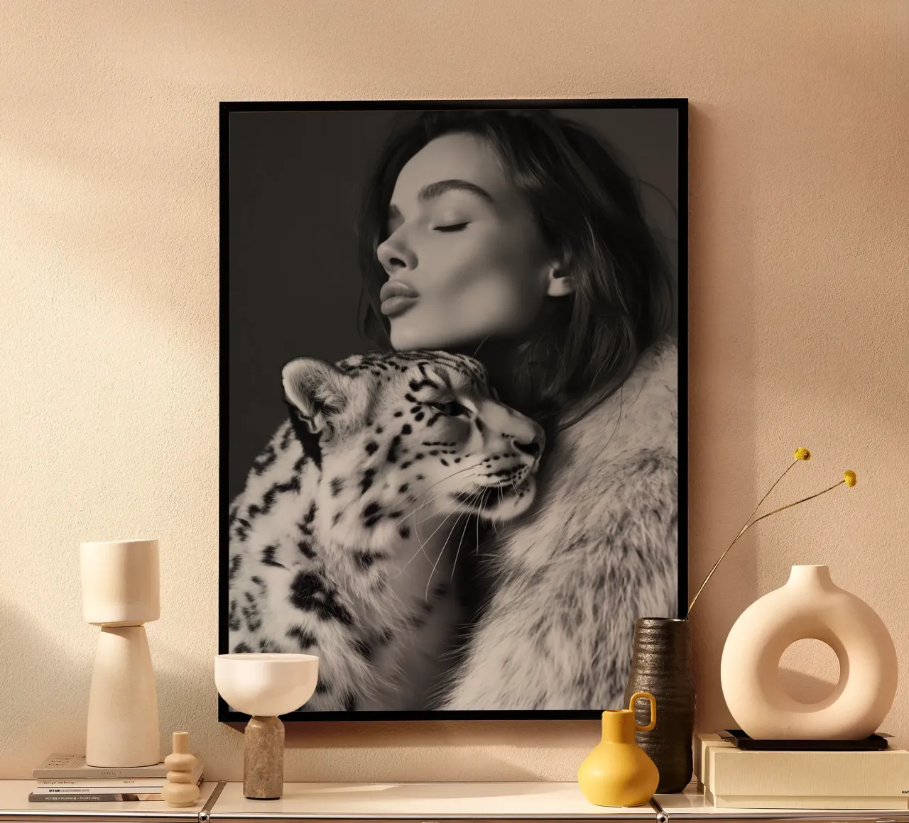 Donna con gatto di grandi dimensioni | Monocromatico che fa le fusa poster con telaio in plastica da Autofocus