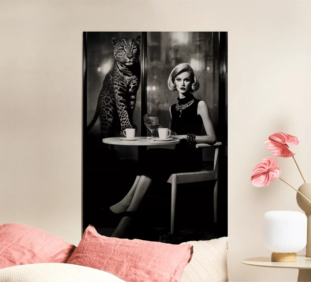 Donna con leopardo al tavolo dei gatti | Fantasia monocromatica poster con telaio in alluminio da Autofocus