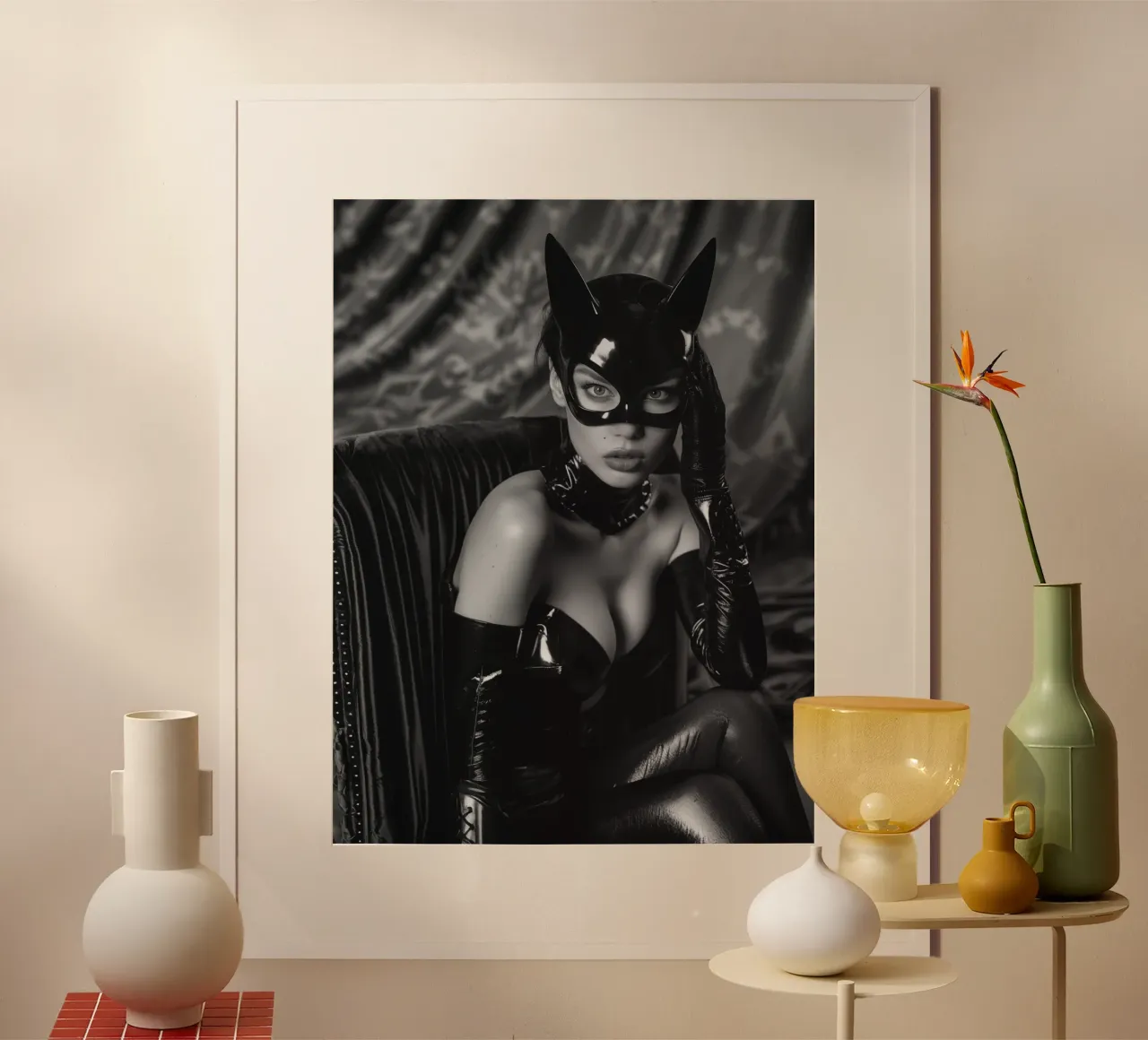 Donna in vernice e pelle | Una seduzione da catwoman poster con telaio in legno da Autofocus