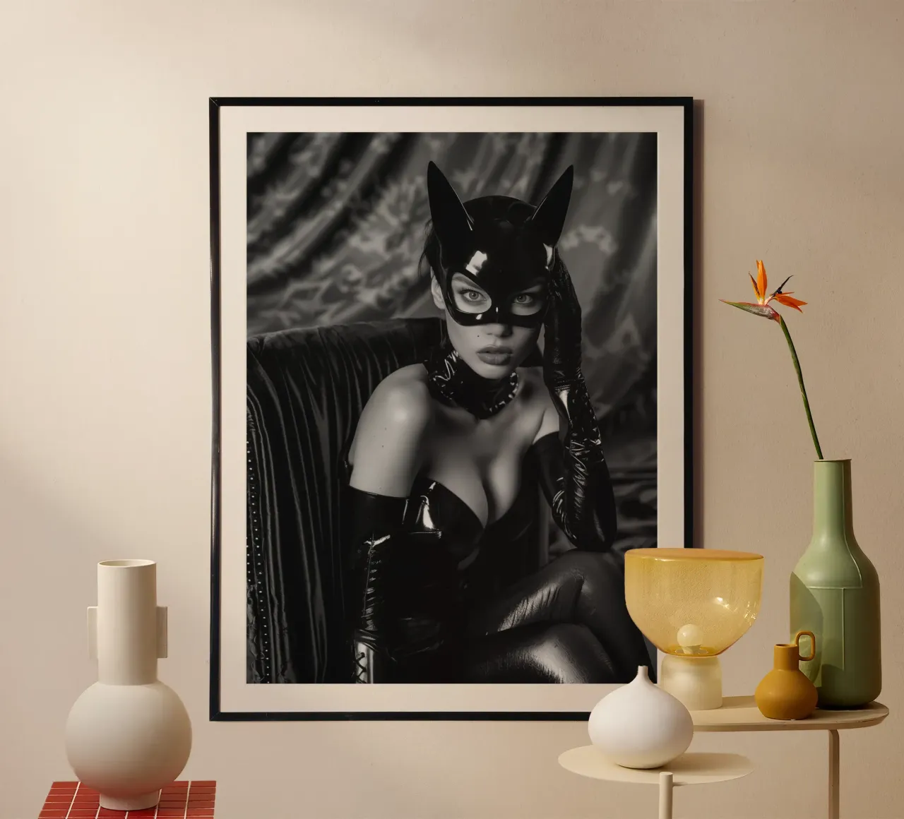 Donna in vernice e pelle | Una seduzione da catwoman poster con telaio in legno da Autofocus