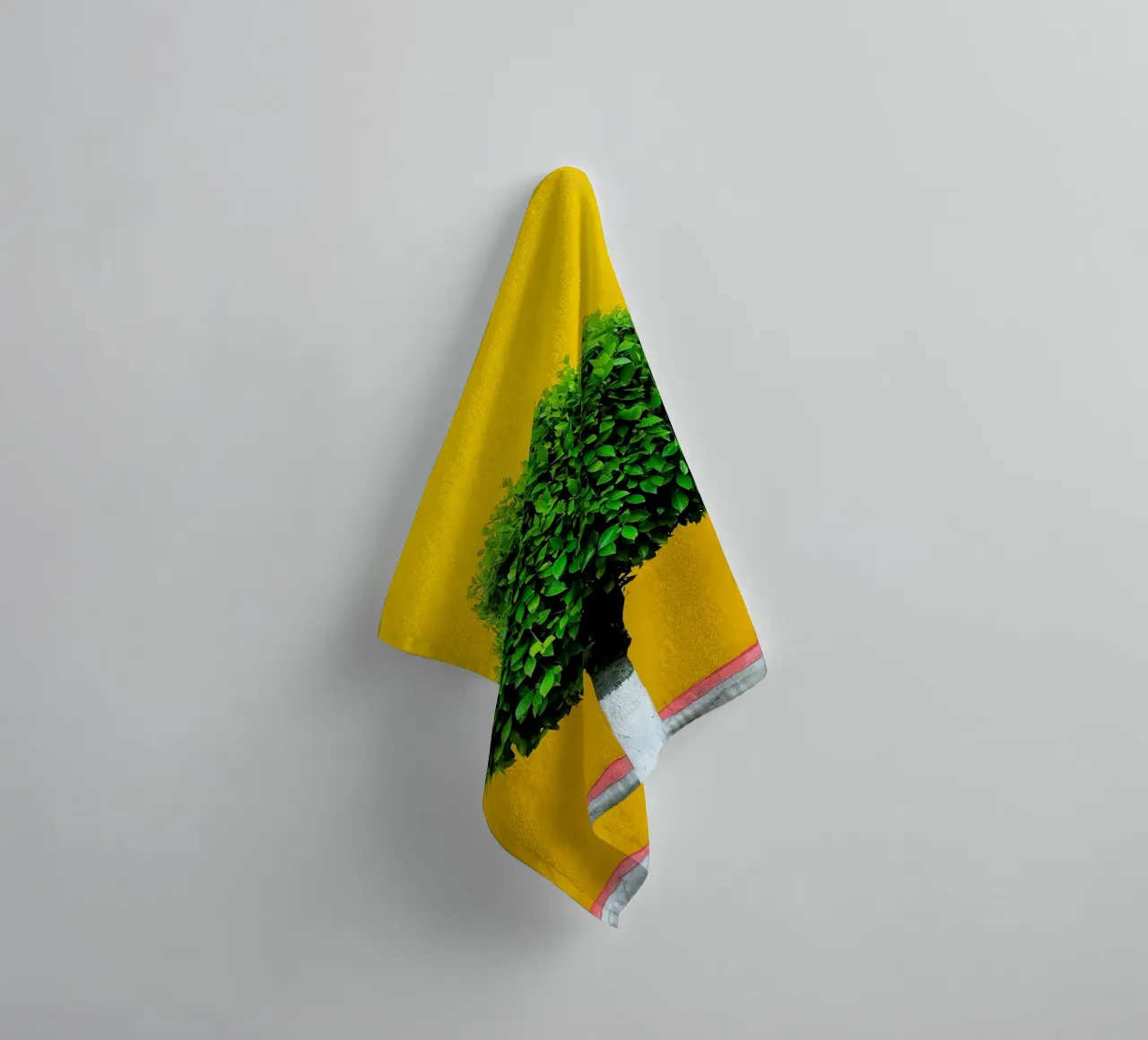 single tree in yellow shade asciugamano da bagno da Monel