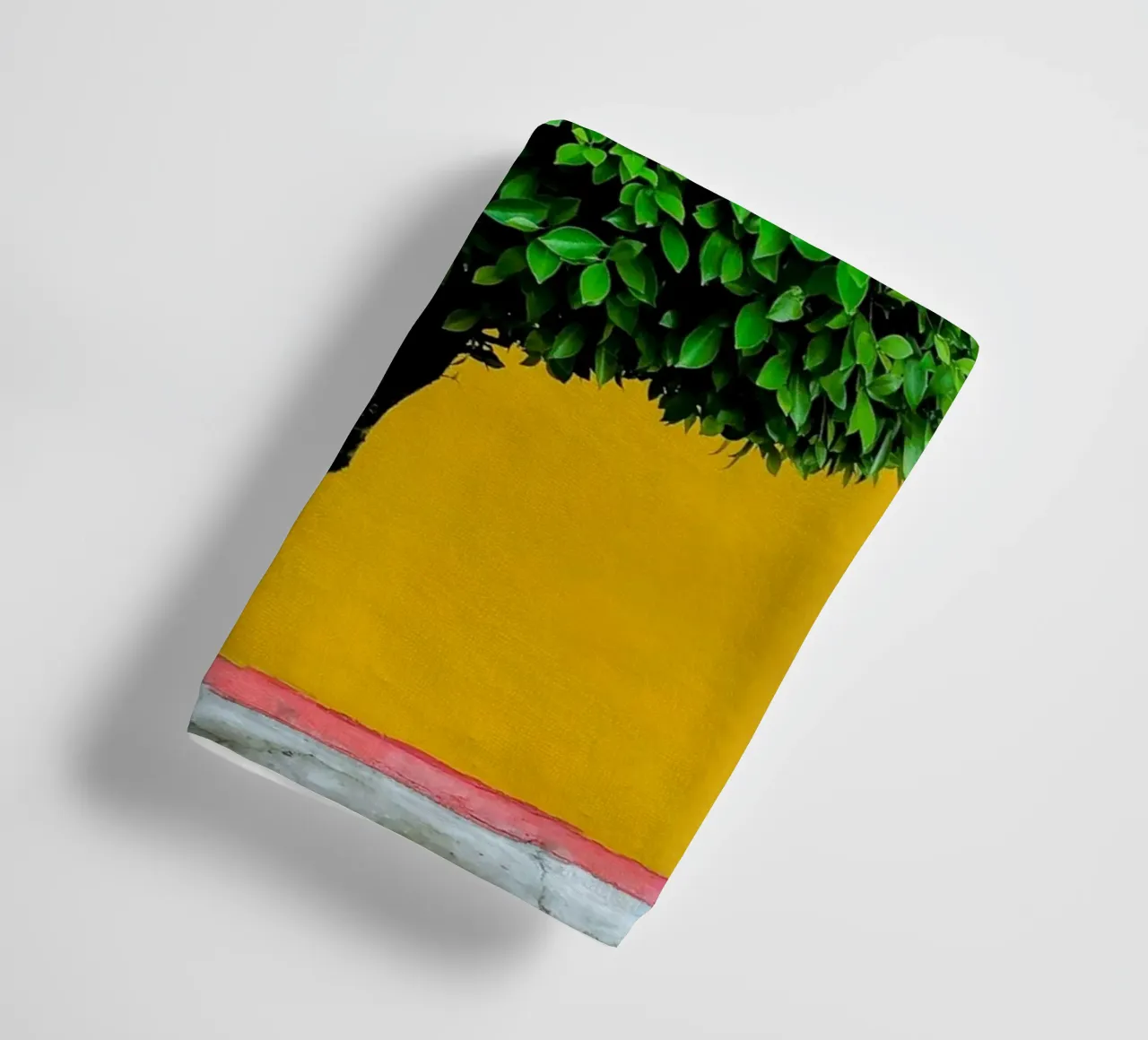 single tree in yellow shade asciugamano da bagno da Monel
