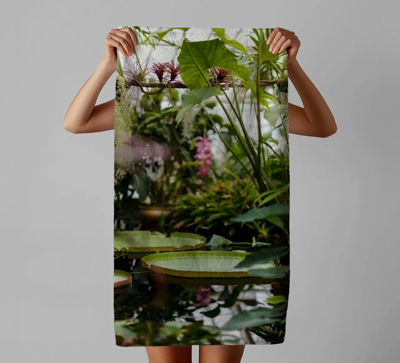 tree in water asciugamano da bagno da Fost