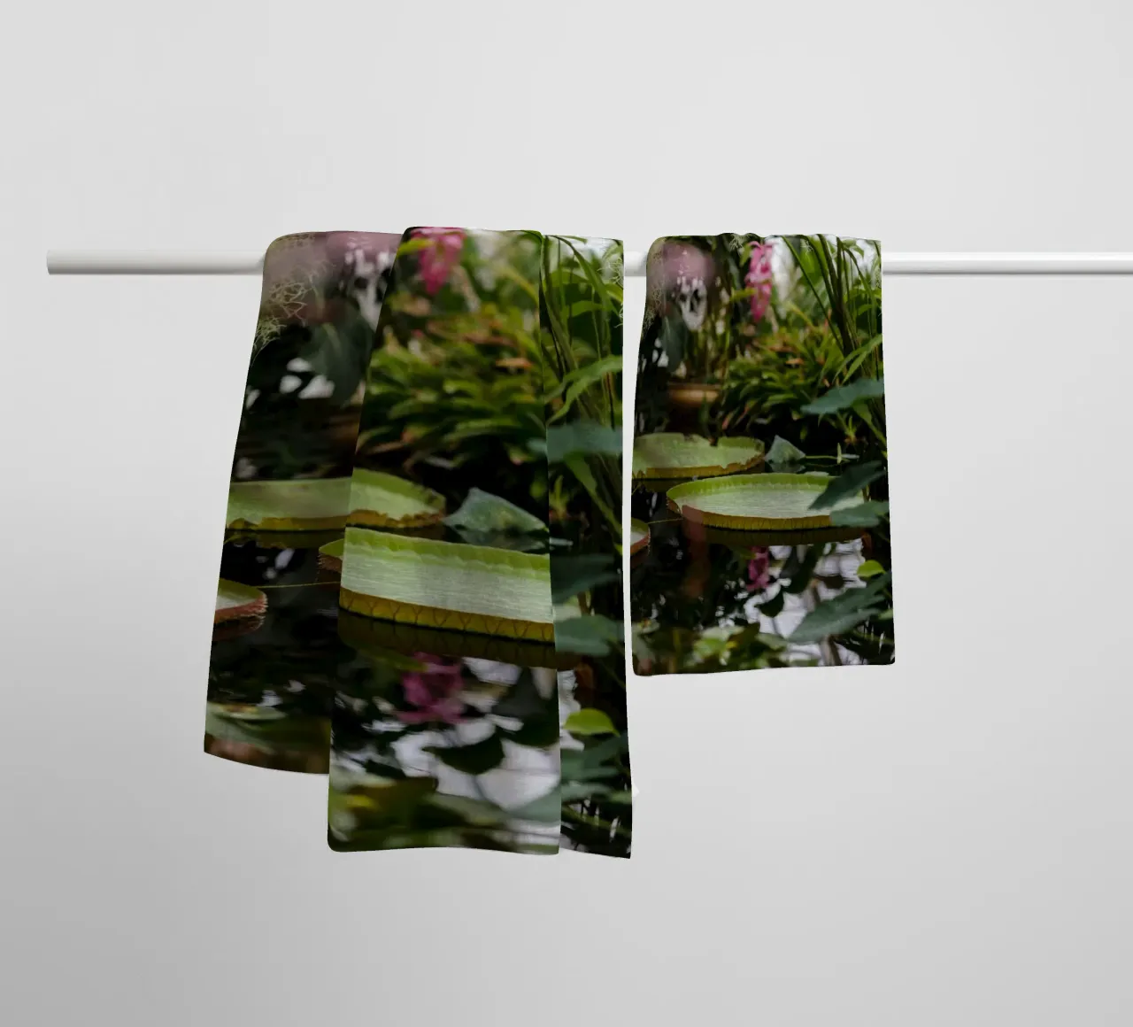 tree in water asciugamano da bagno da Fost