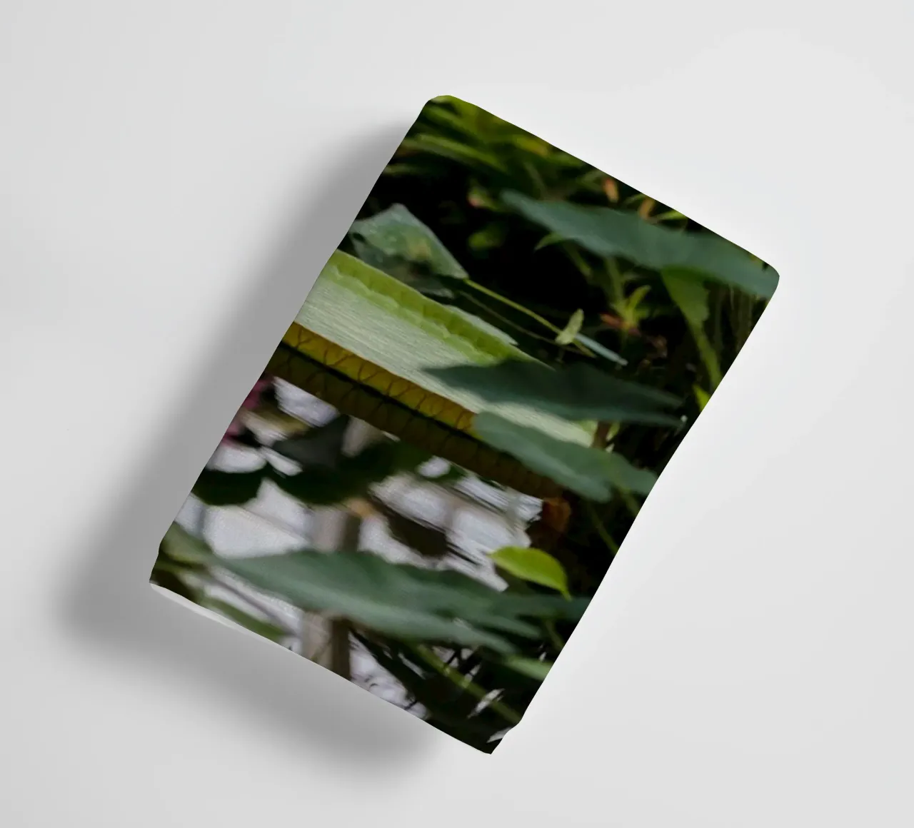 tree in water asciugamano da bagno da Fost