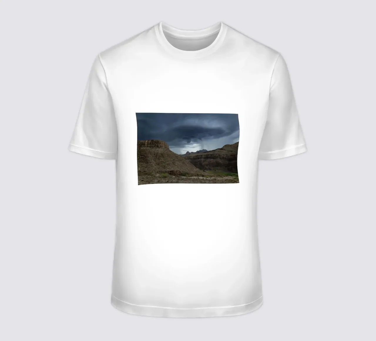 tornado in montagna t-shirt da Earthly Visions