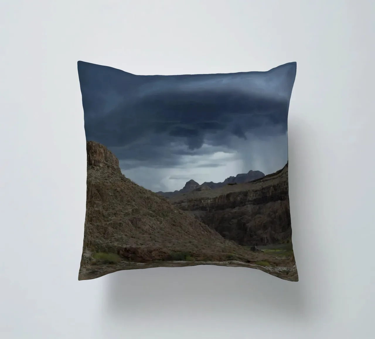 tornado in montagna cuscino da Earthly Visions