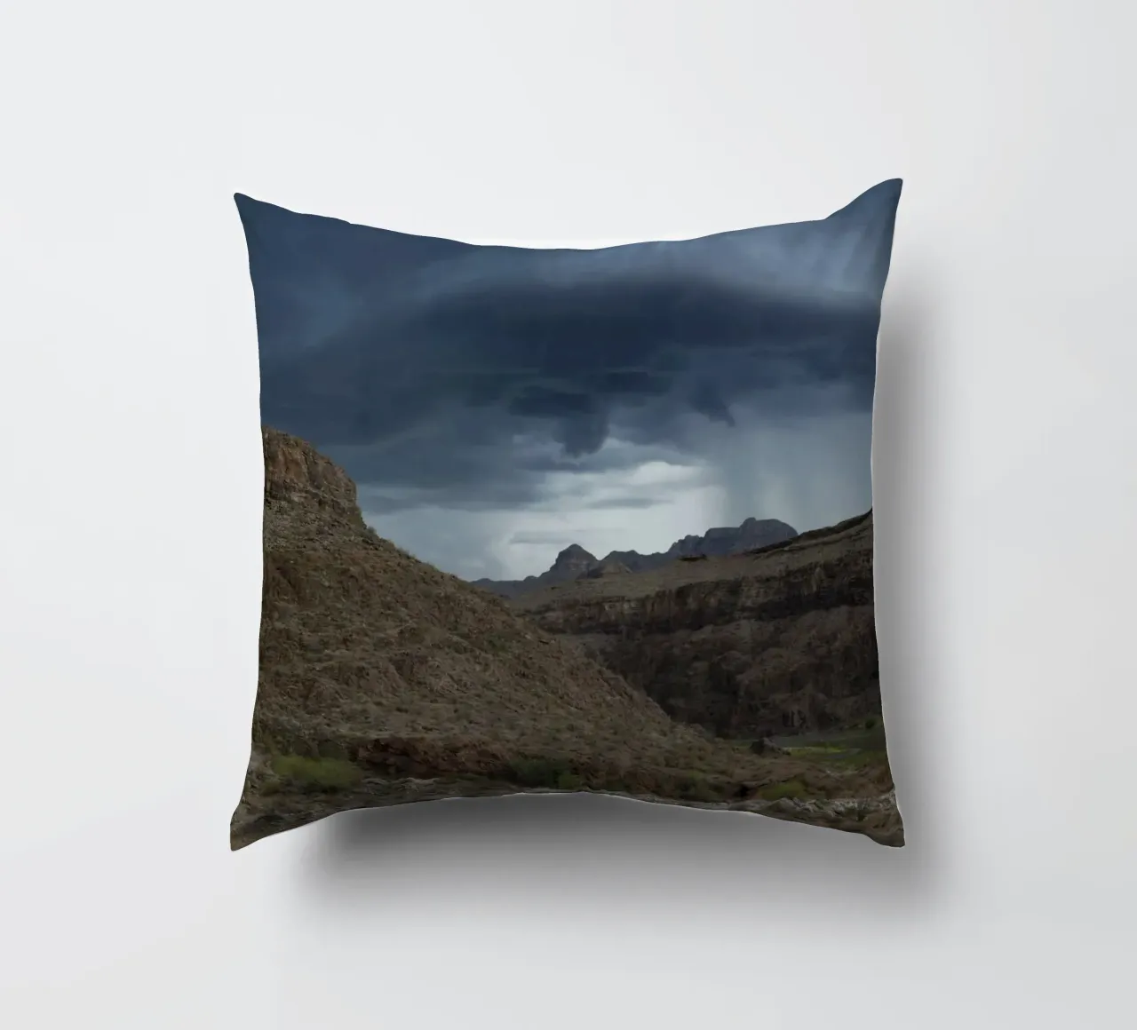 tornado in montagna cuscino da Earthly Visions