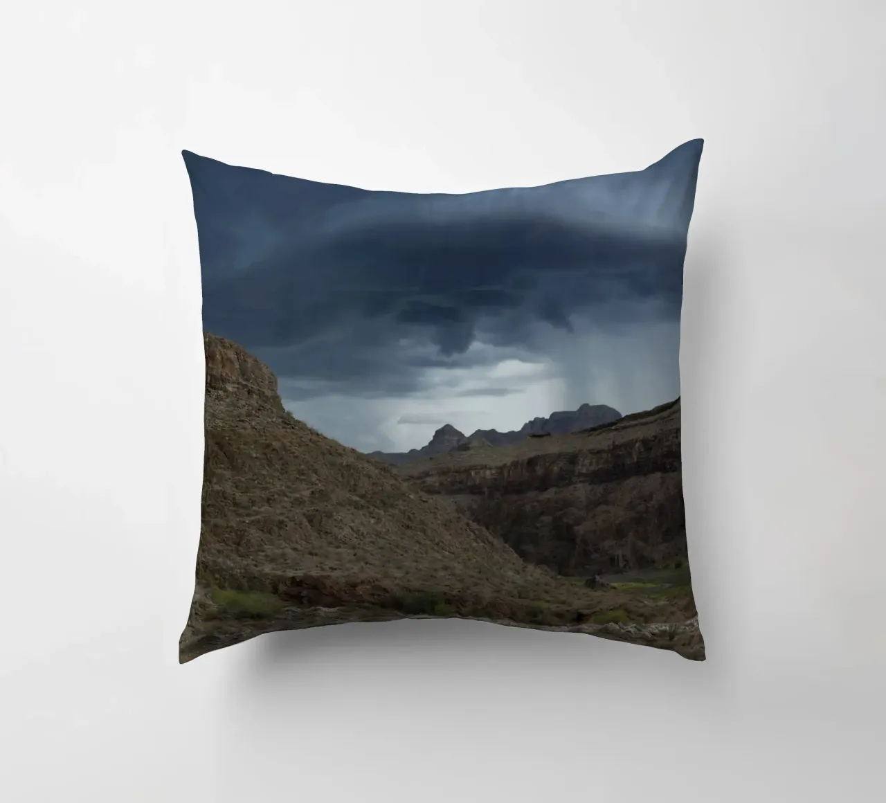 tornado in montagna cuscino da Earthly Visions