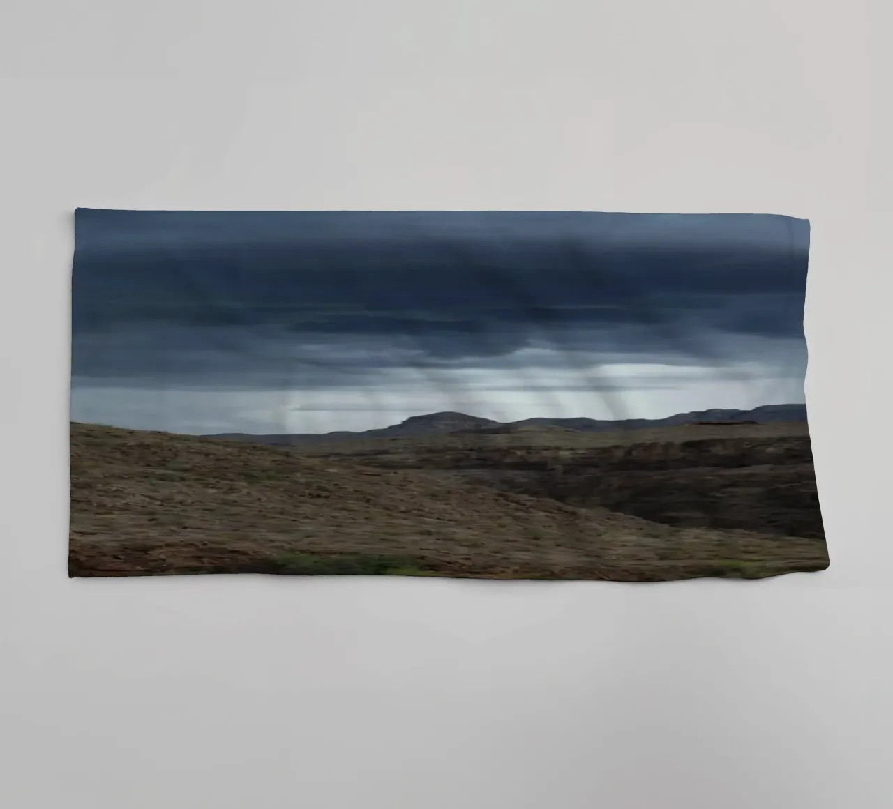 tornado in montagna asciugamano da bagno da Earthly Visions