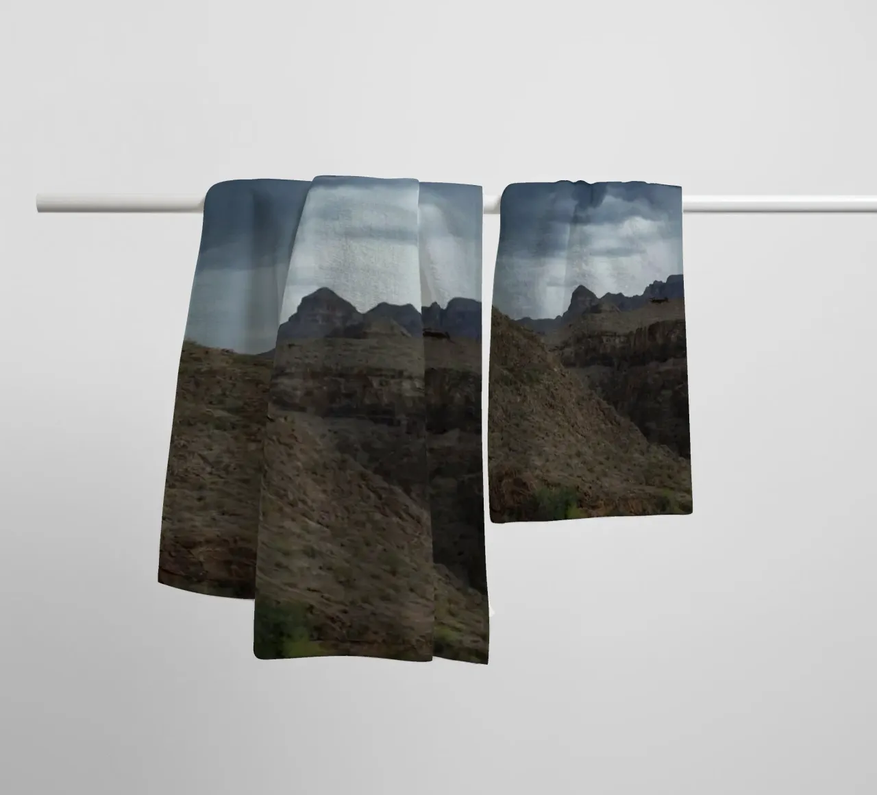 tornado in montagna asciugamano da bagno da Earthly Visions