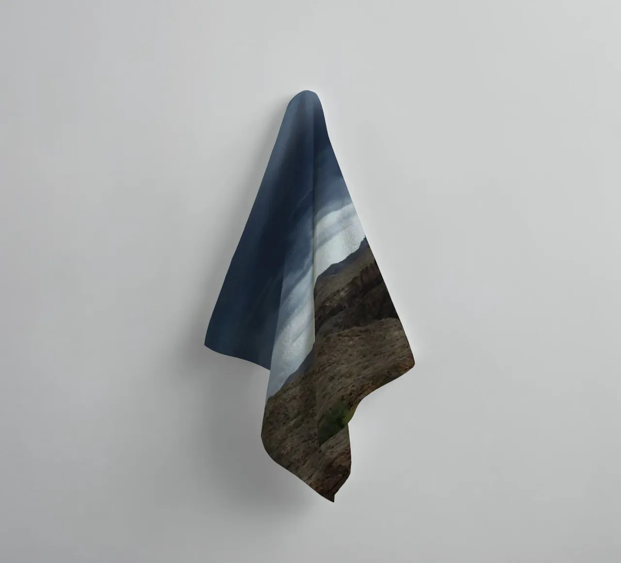 tornado in montagna asciugamano da bagno da Earthly Visions