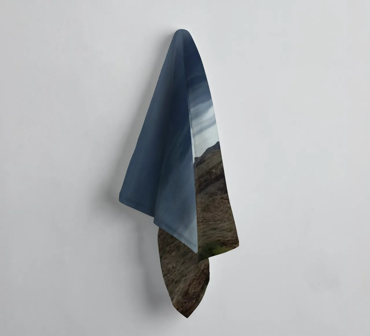 tornado in montagna asciugamano da bagno da Earthly Visions
