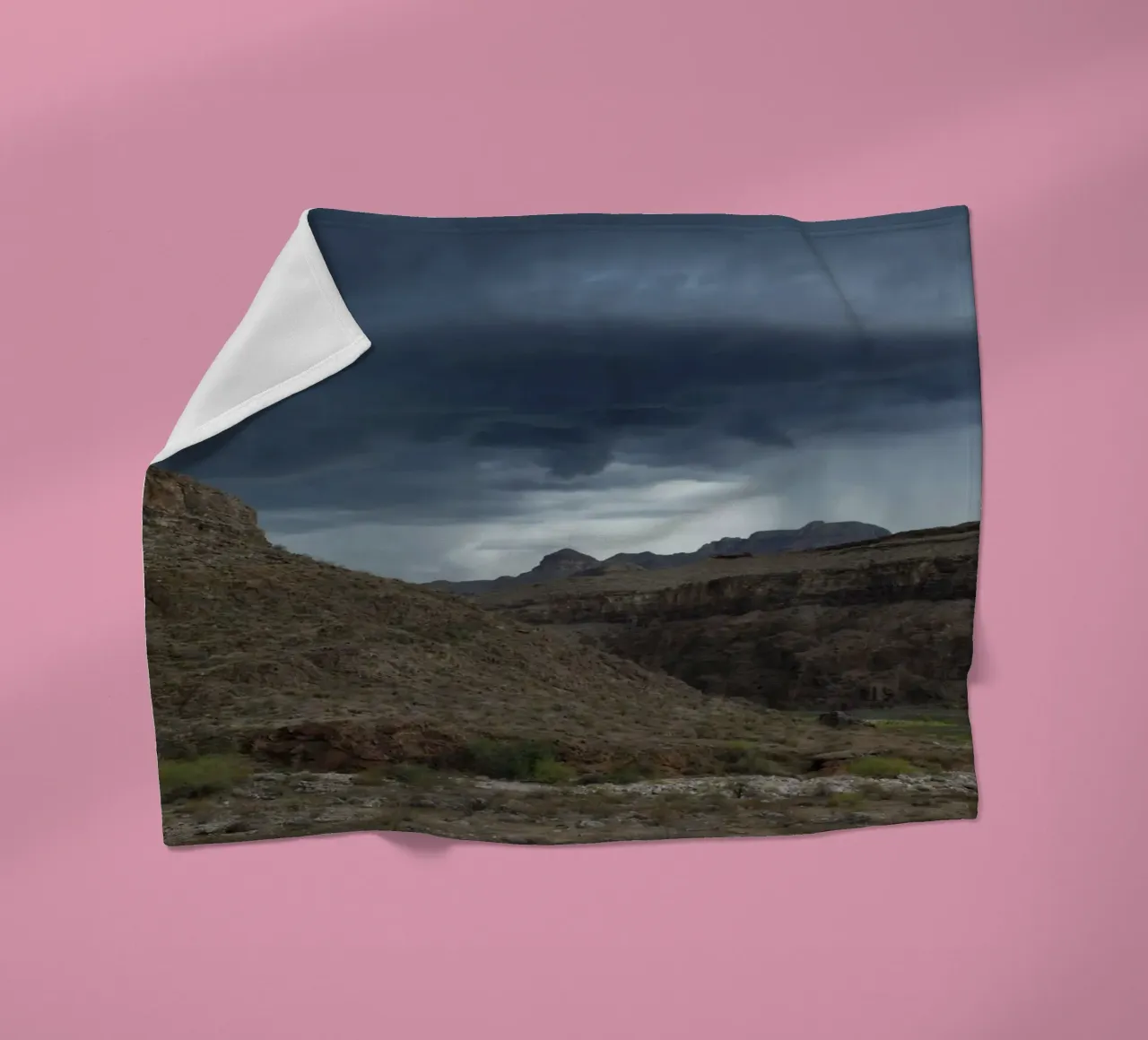 tornado in montagna coperta in pile da Earthly Visions