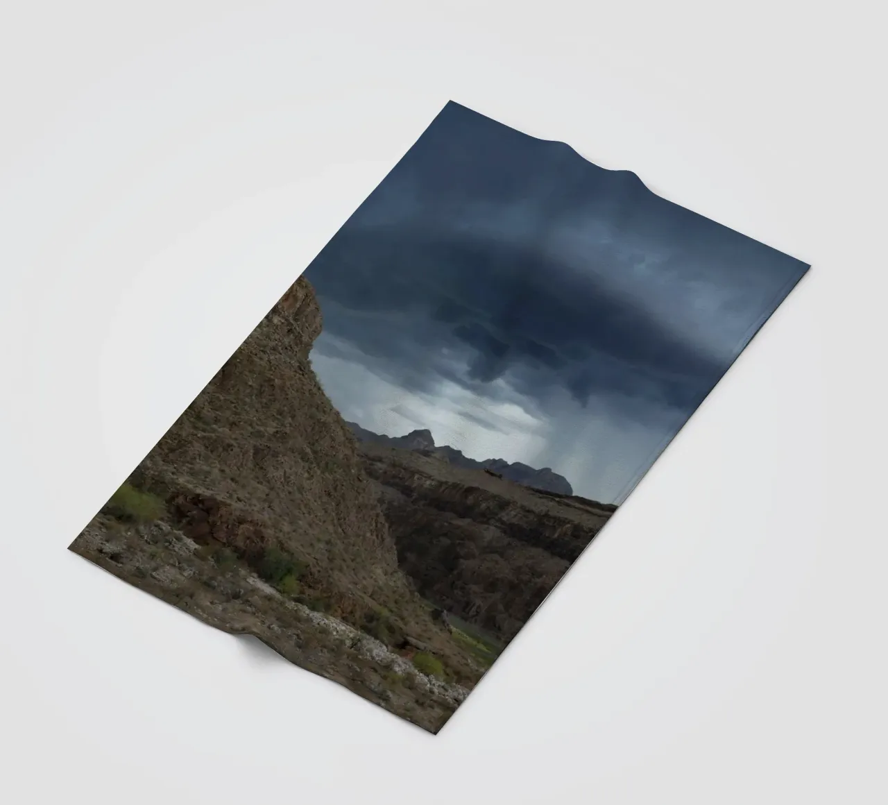 tornado in montagna coperta in pile da Earthly Visions