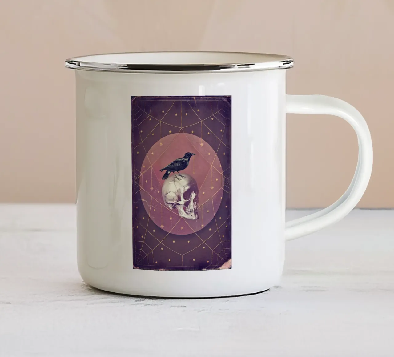 Collage di corvi e teschi tazza in smalto da Eva Nev