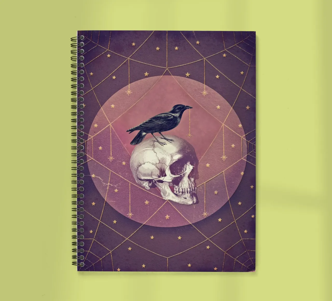 Collage de corbeaux et de crânes carnet à spirale de Eva Nev
