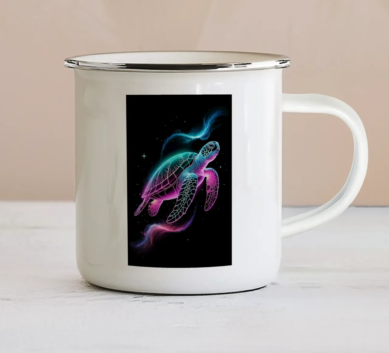 Tartaruga al neon nello spazio tazza in smalto da Benjamin Pelletier