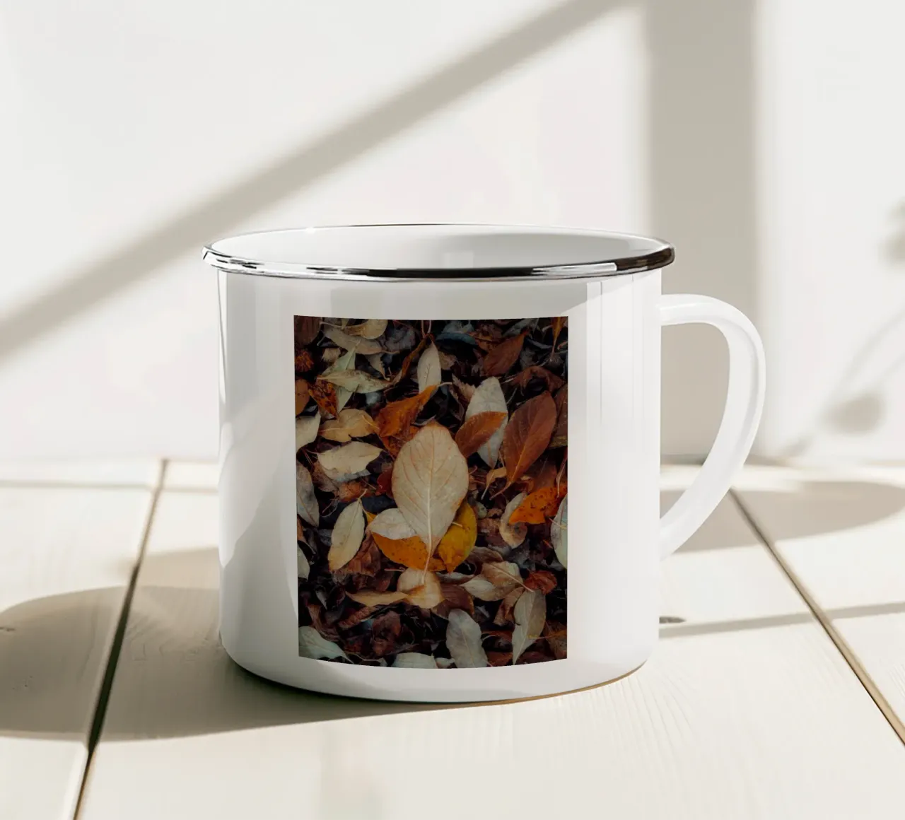 una foglia rossa tazza in smalto da Earthly Visions