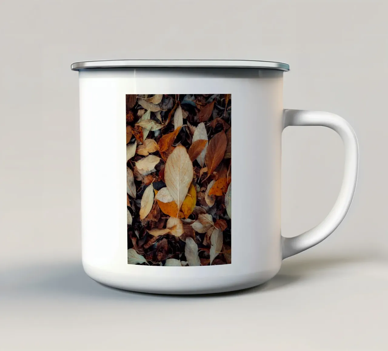 una foglia rossa tazza in smalto da Earthly Visions